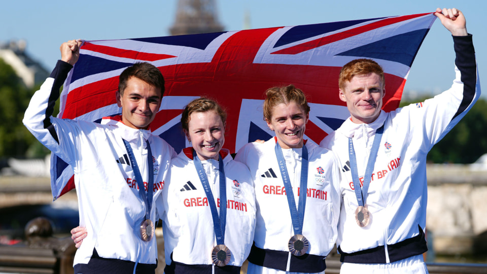 Beth Potter and Alex Yee pose with their bronze medals