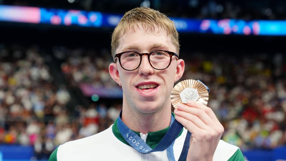 Daniel Wiffen poses with his bronze medal