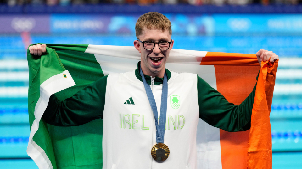 daniel wiffen poses with his gold medal